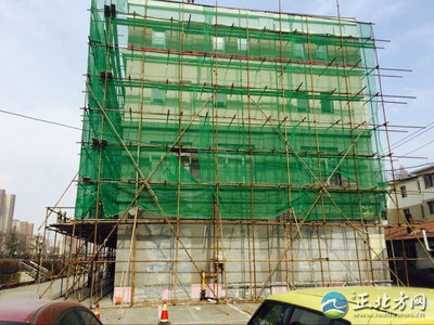 小區改造搭腳手架 民警提醒防小偷