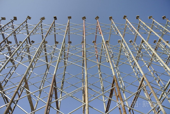 豎立在建筑工地的腳手架